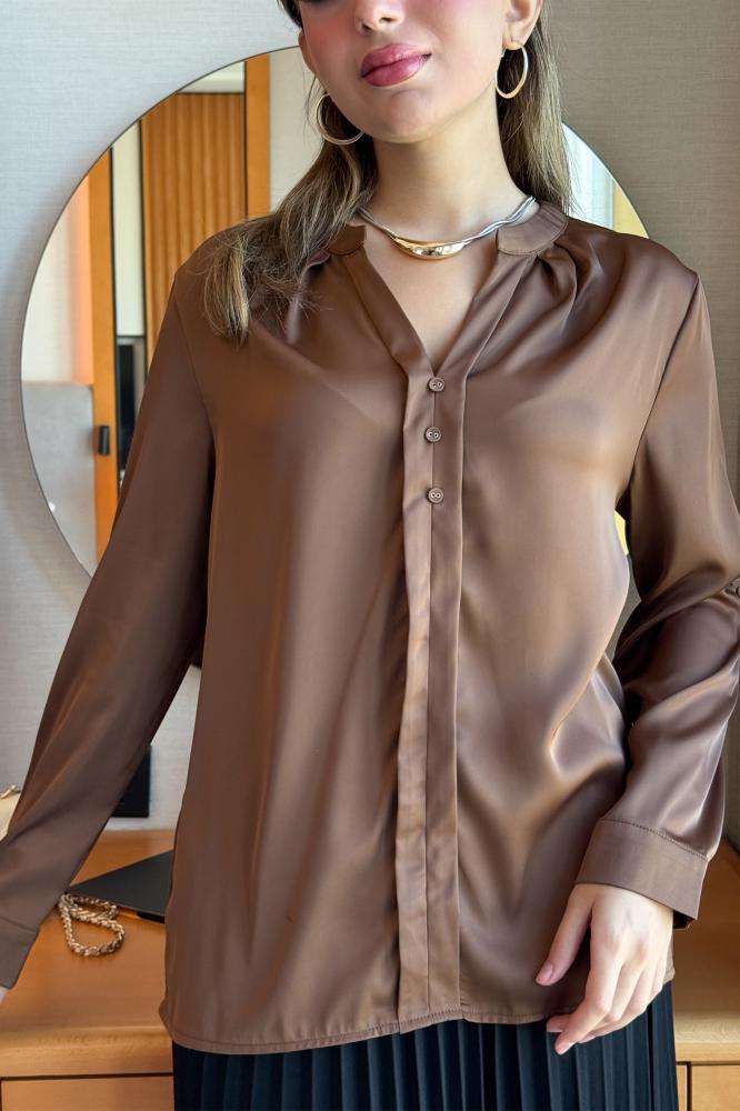 بلوزة بكسرات عند الياقة  لون بني مقاس:(3XL - 46)