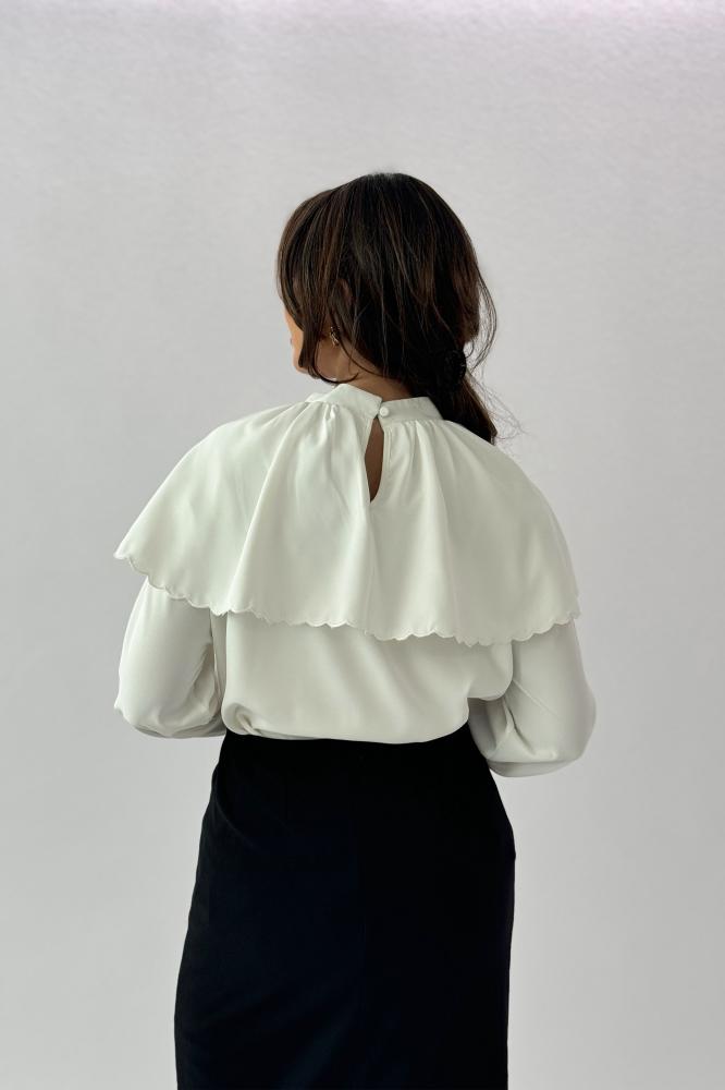 White crepe blouse with embroidered ruffle neck المقاس:(L)