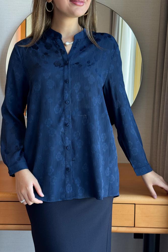 بلوزة بطبعة ورود لون كحلي المقاس:(3XL - 46)