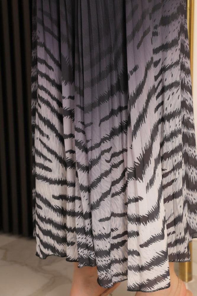 Two-piece spring set, skirt and blouse with leopard print المقاس:(XL - 42)