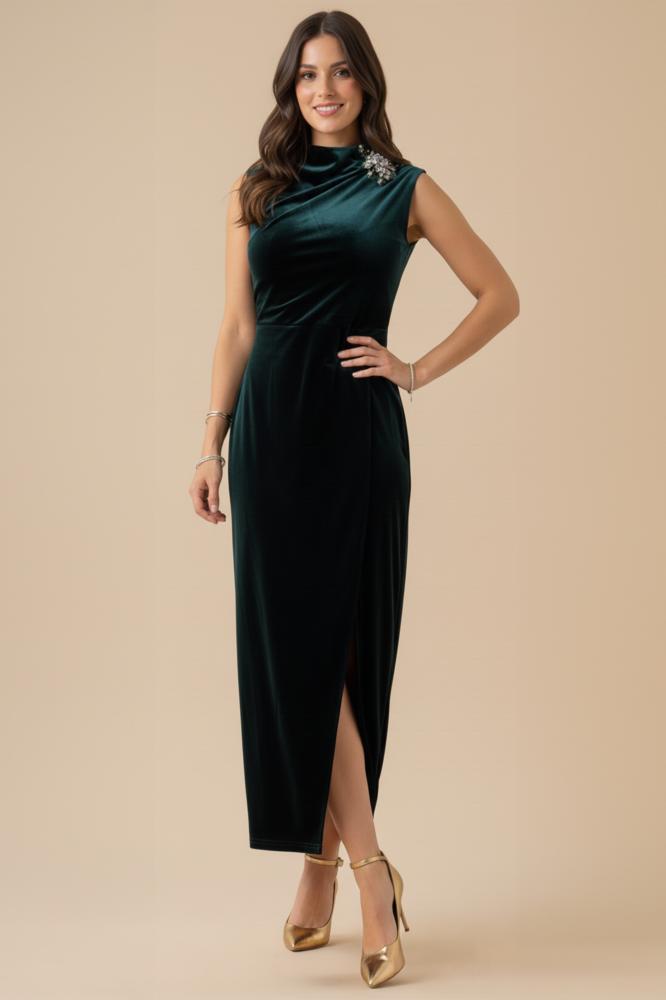 Velvet dress with a slim fit and a brooch المقاس:(L - 40)