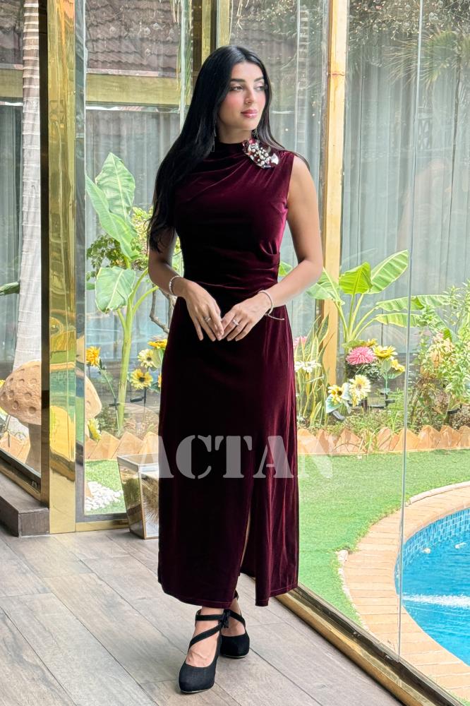 Velvet dress with a slim fit and a brooch المقاس:(L - 40)