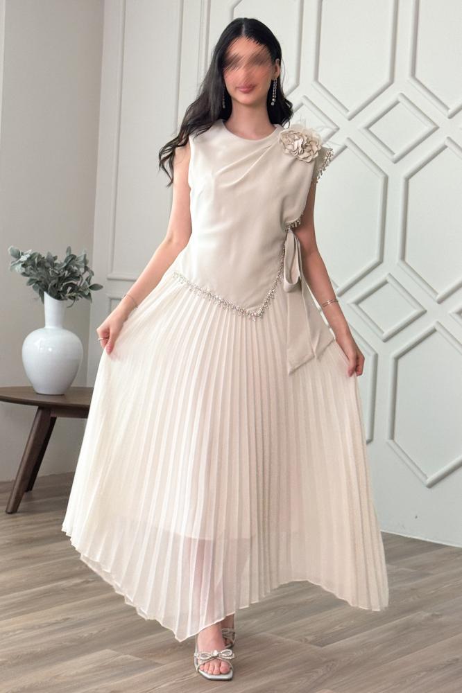 Beige pleated dress with a tie at the waist المقاس:(XL - 42)