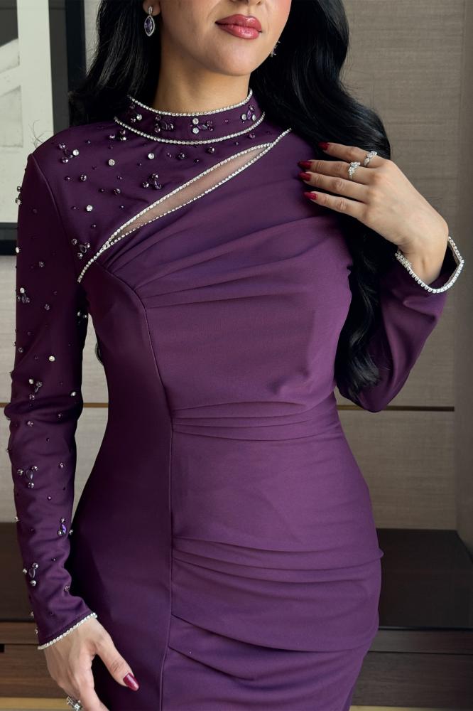 Burgundy pleated bodycon dress with slit at the chest المقاس:(XL - 42)