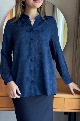 بلوزة بطبعة ورود لون كحلي المقاس:(3XL - 46)