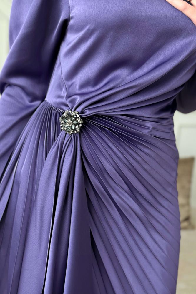 Long pleated satin dress in purple المقاس:(L - 40)