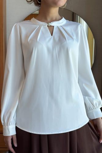 بلوزة بزم مزينة من الياقةلون ابيض مقاس:(XL - 42)
