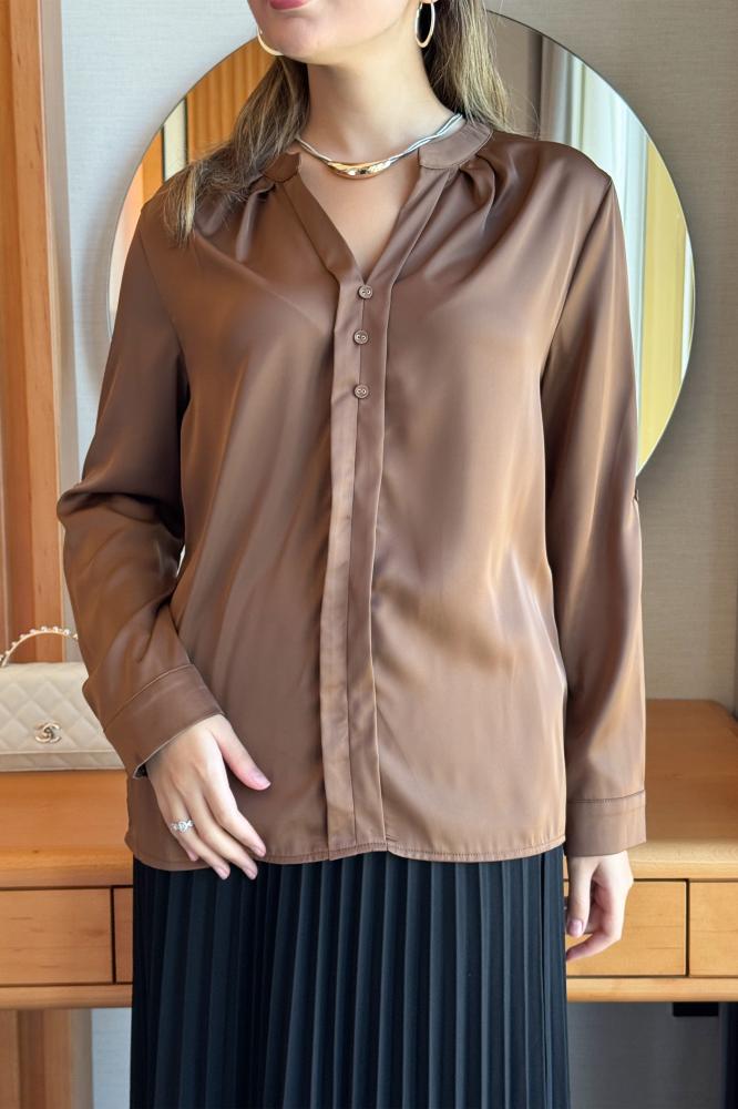 بلوزة بكسرات عند الياقة  لون بني مقاس:(3XL - 46)