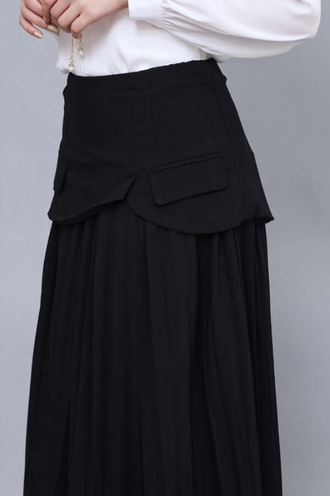 Black pleated skirt with split design المقاس:(L)