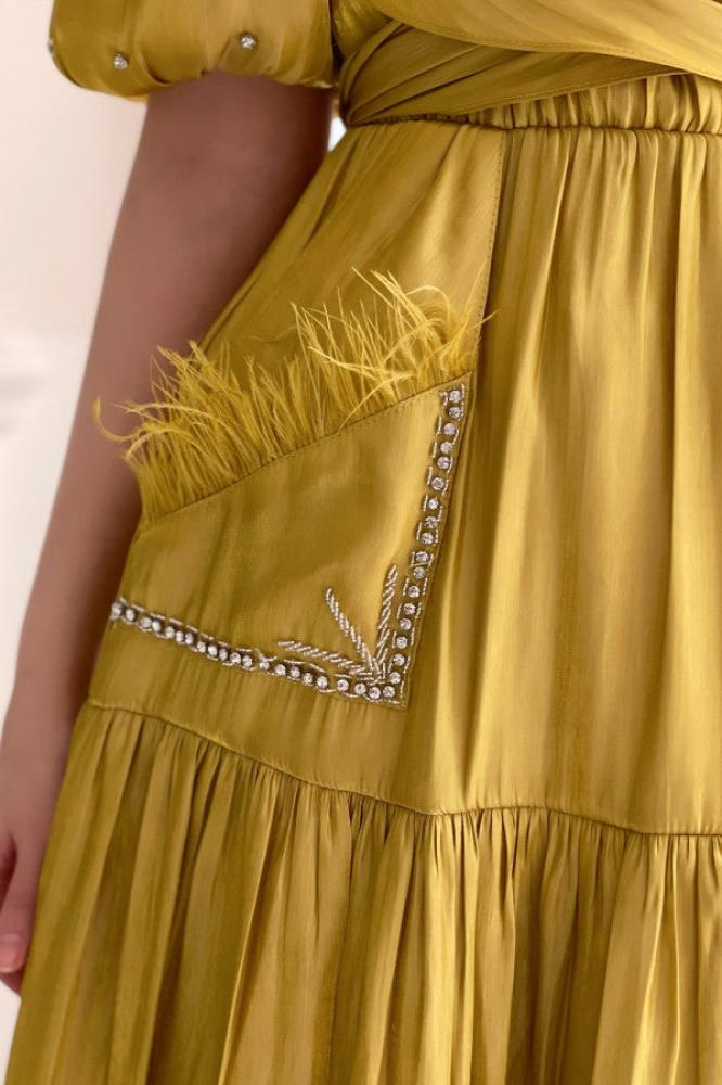 Embroidered satin midi dress in cumin المقاس:(M)