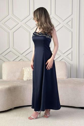 Long navy blue crystal embellished dress المقاس:(XXL - 44)