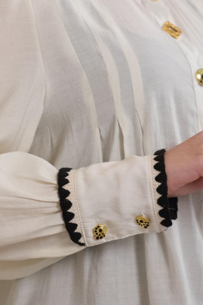 Sugar-colored pleated shirt with gold-tone buttons المقاس:(L)
