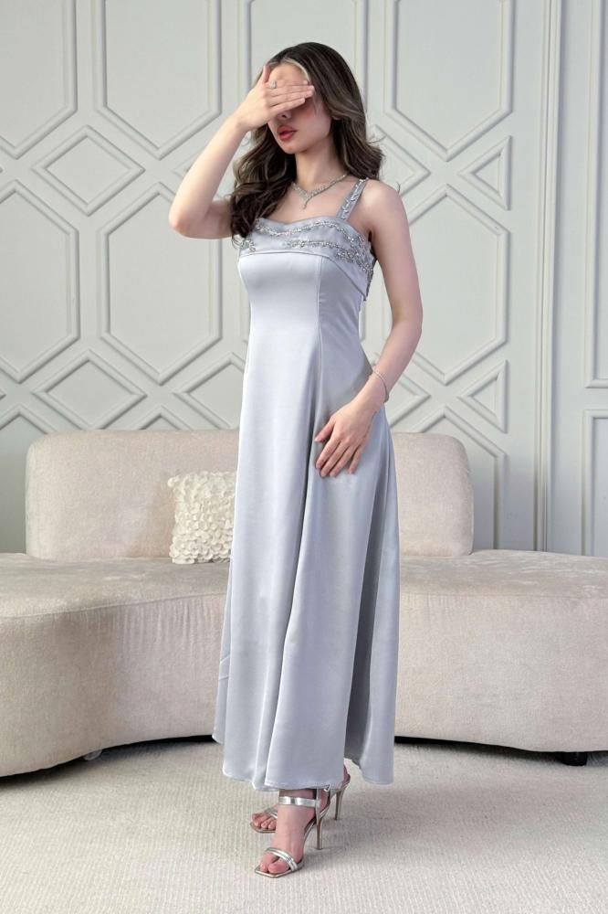 Long crystal-embellished dress in gray المقاس:(M - 38)