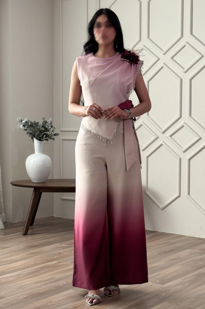 Jumpsuit with a tie at the waist and decorated with a brooch المقاس:(XL - 42)
