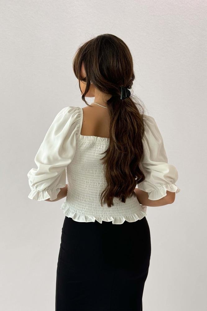 White ruffle-effect square-neck blouse المقاس:(S)