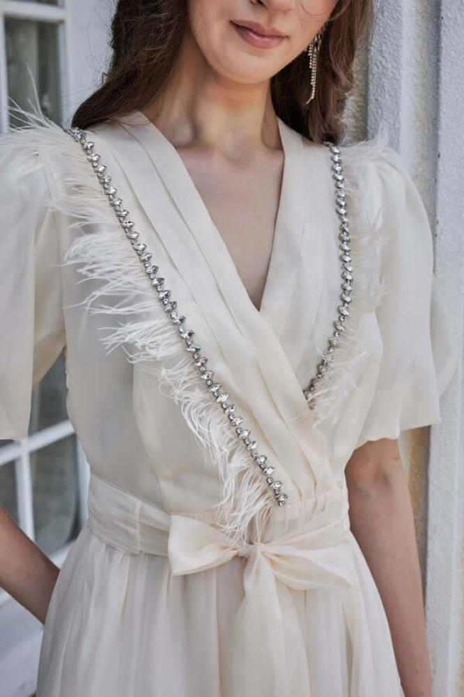 Contrasting layered dress with puff sleeves in sugar color المقاس:(L - 40)