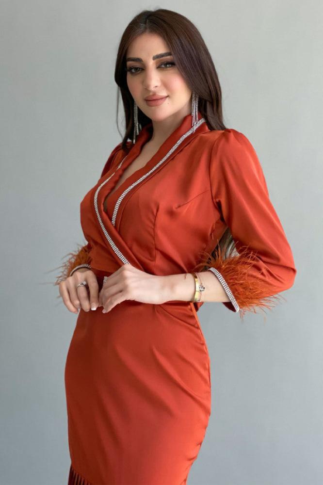 Brick-colored satin pleated dress with crystal ribbon and feathers المقاس:(M)