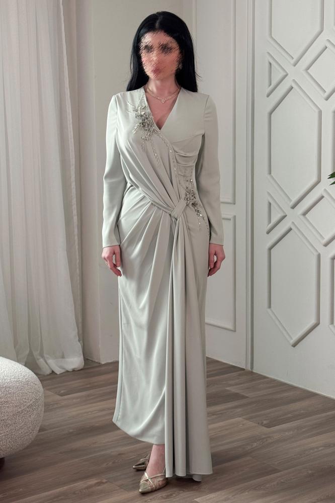 Light green draped maxi dress with rose appliqués المقاس:(M - 38)