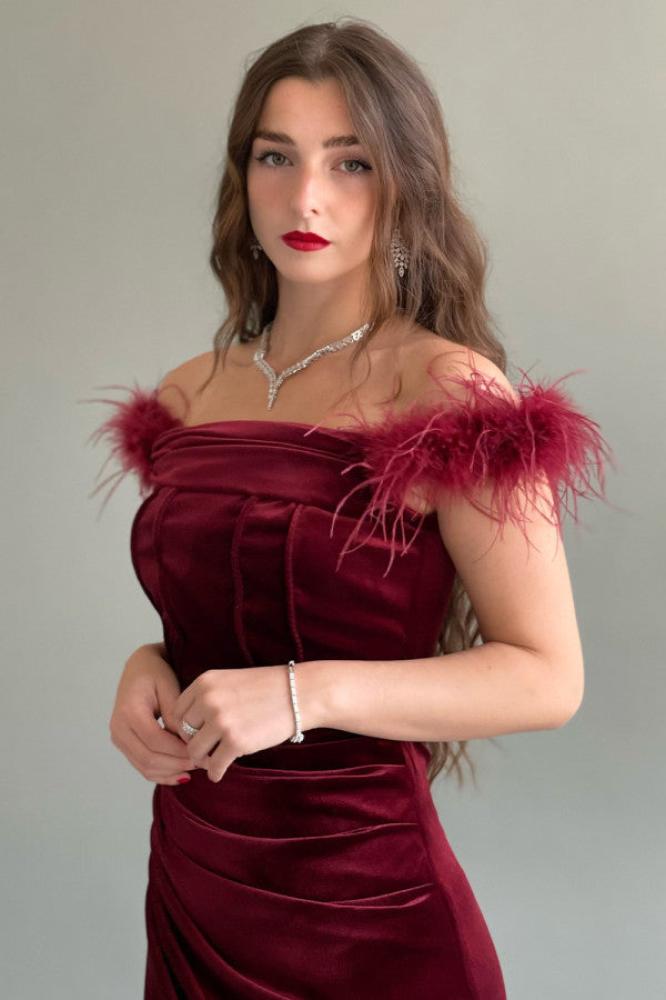 Off-shoulder velvet dress with burgundy feathers المقاس:(M)