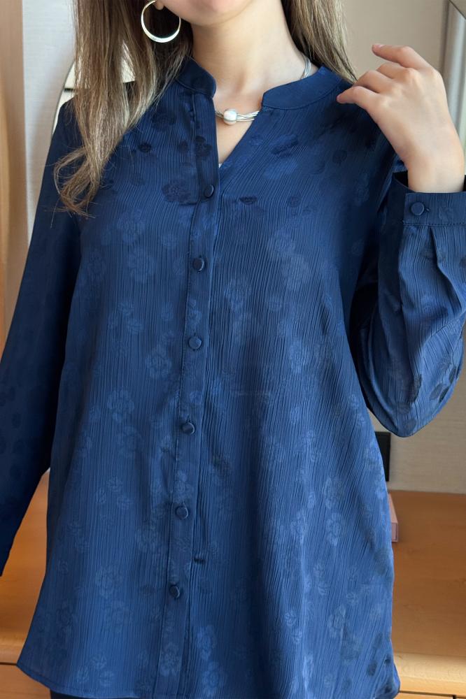 بلوزة بطبعة ورود لون كحلي المقاس:(3XL - 46)