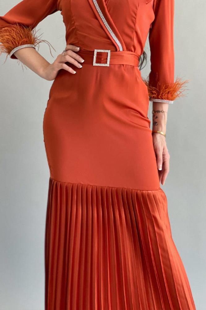 Brick-colored satin pleated dress with crystal ribbon and feathers المقاس:(M)