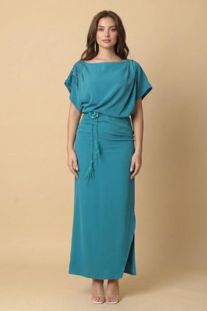 Off-the-shoulder maxi dress with roses المقاس:(S - 36)