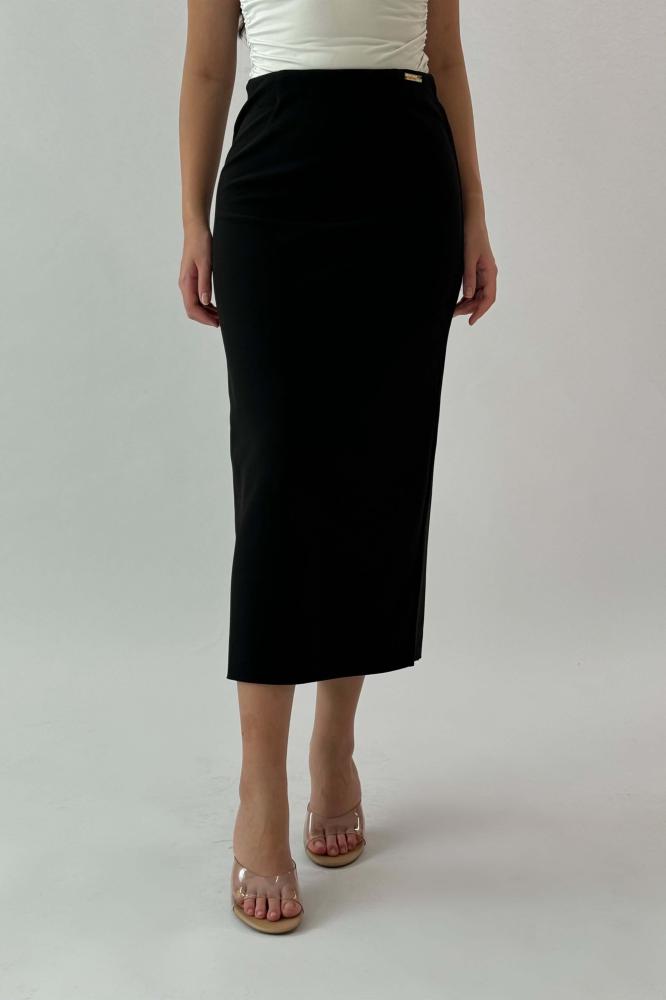 Black midi skirt with a slim fit المقاس:(XXL - 44)