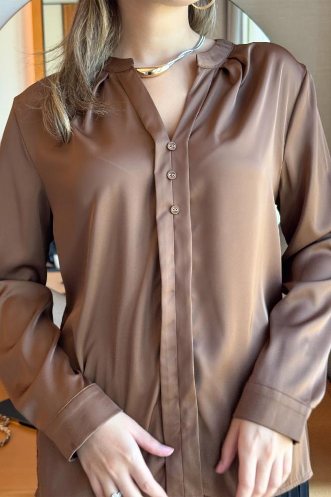 بلوزة بكسرات عند الياقة  لون بني مقاس:(3XL - 46)