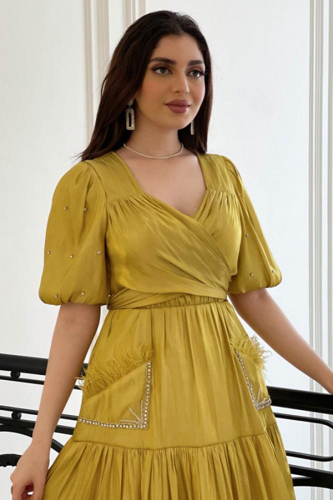 Embroidered satin midi dress in cumin المقاس:(M)