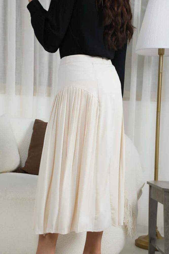 Beige pleated midi skirt المقاس:(L)