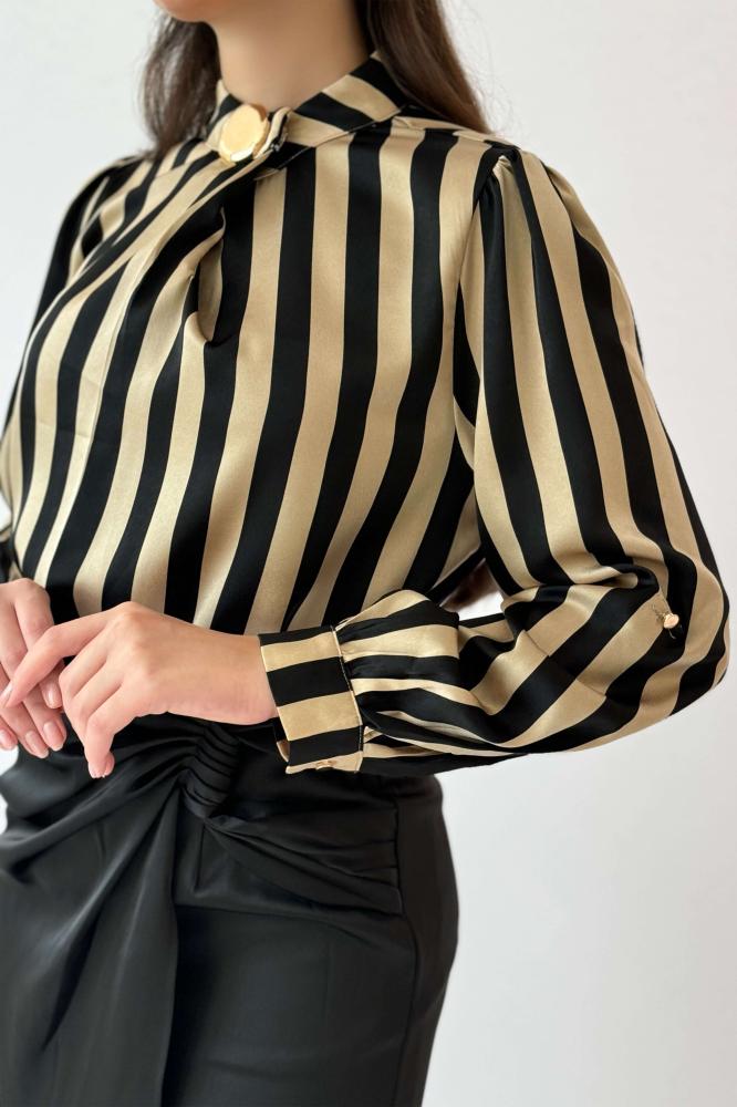Striped round neck blouse المقاس:(M - 38)