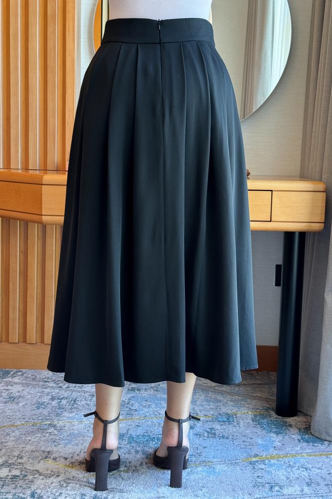 Black midi flare skirt المقاس:(XXL - 44)