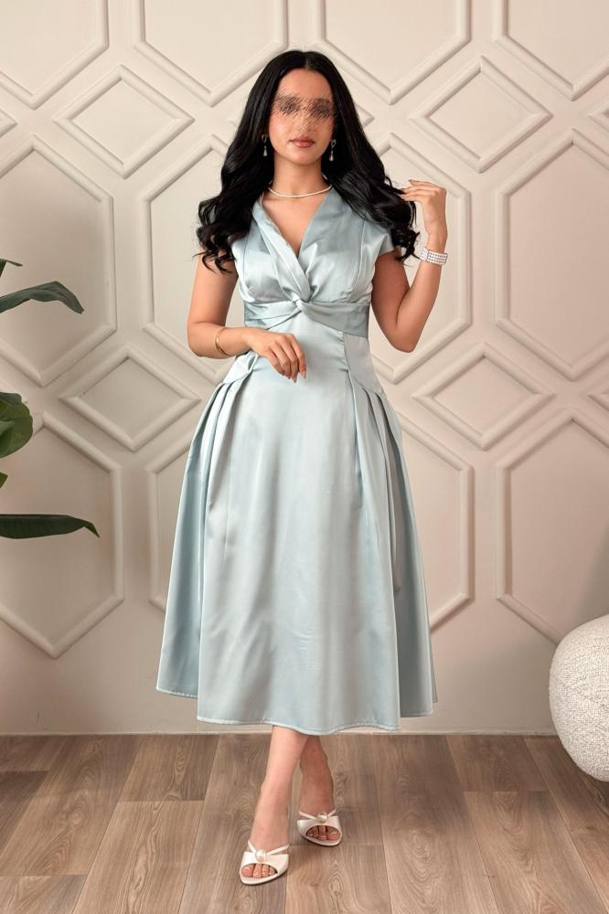 Light green midi dress with a knot in the front المقاس:(M - 38)