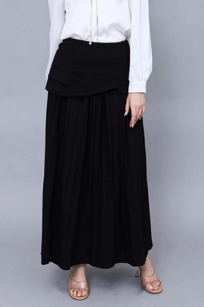 Black pleated skirt with split design المقاس:(L)