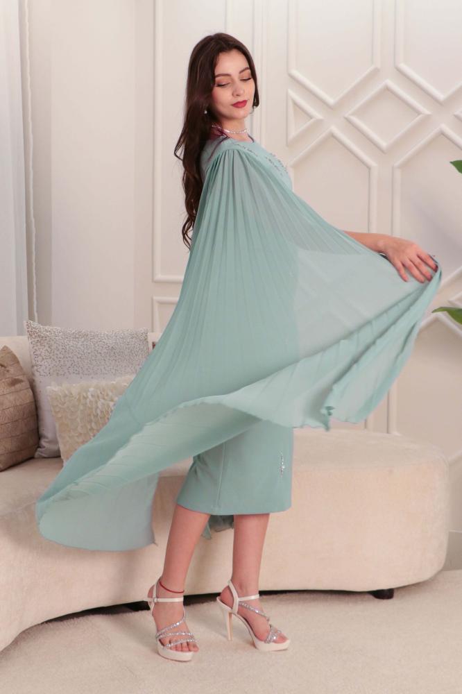 Light green crystal embellished midi dress المقاس:(L)