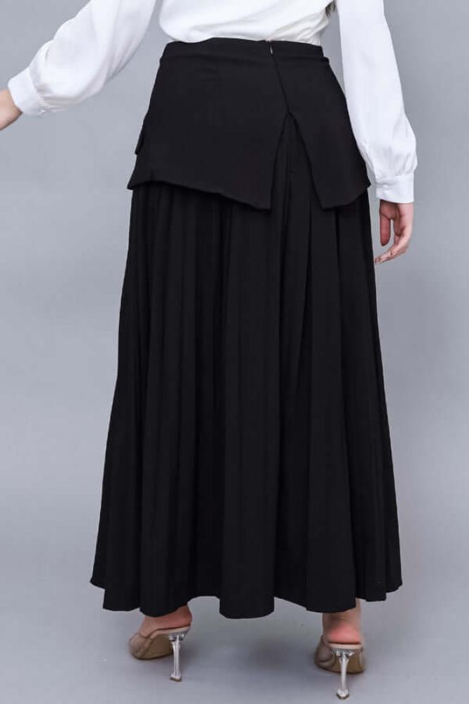 Black pleated skirt with split design المقاس:(L)