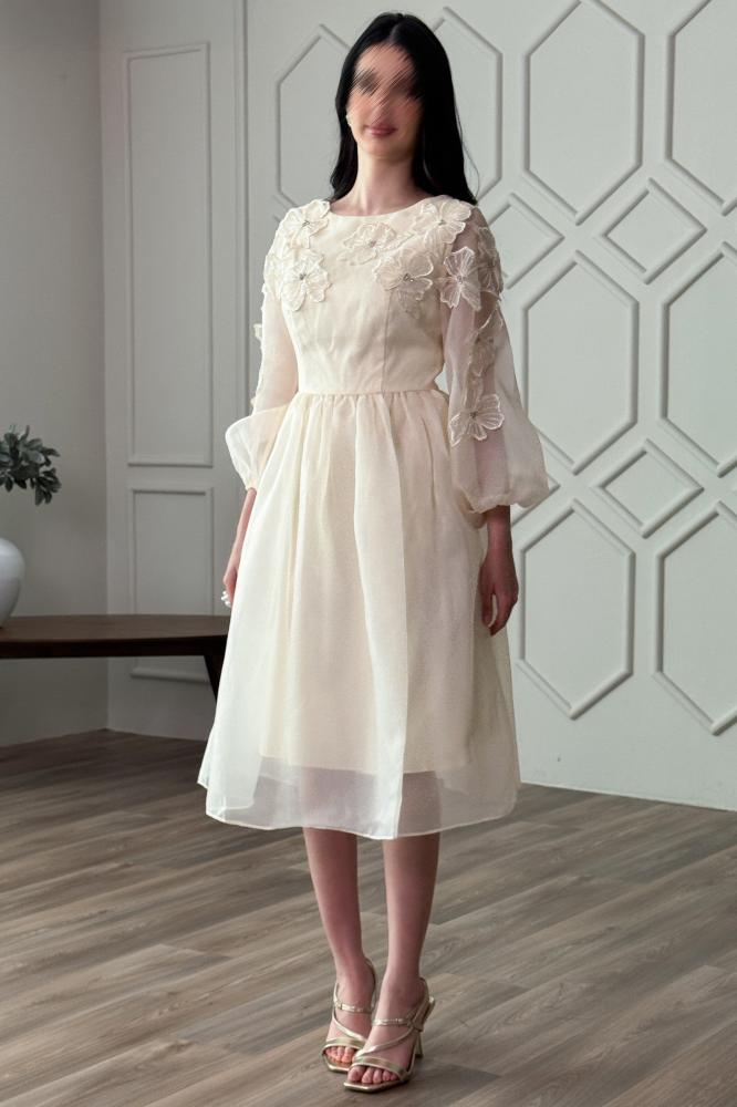 Light beige chiffon short dress with rose appliqués المقاس:(M - 38)