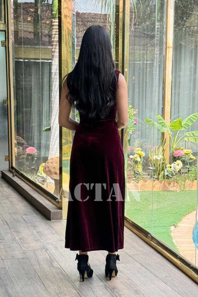 Velvet dress with a slim fit and a brooch المقاس:(L - 40)