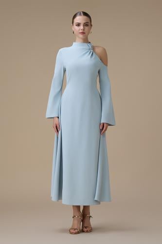 فستان أزرق فاتح طويل بتصميم كتف واحد وقصة انسيابية المقاس:(S - 36)