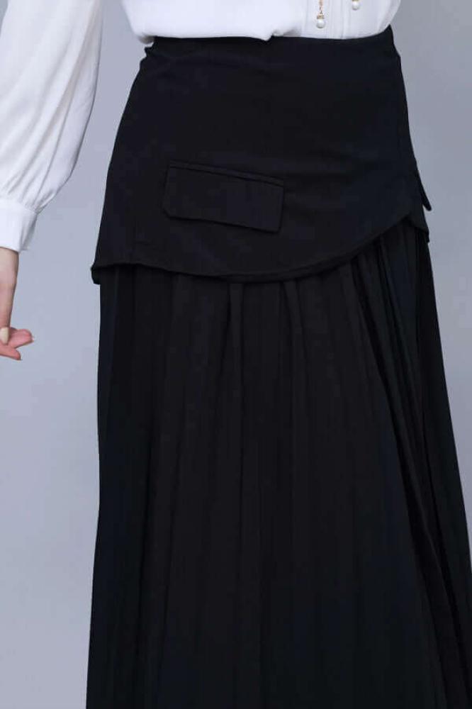 Black pleated skirt with split design المقاس:(L)