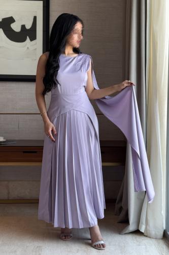 Purple pleated dress with a scarf on the shoulder المقاس:(L - 40)