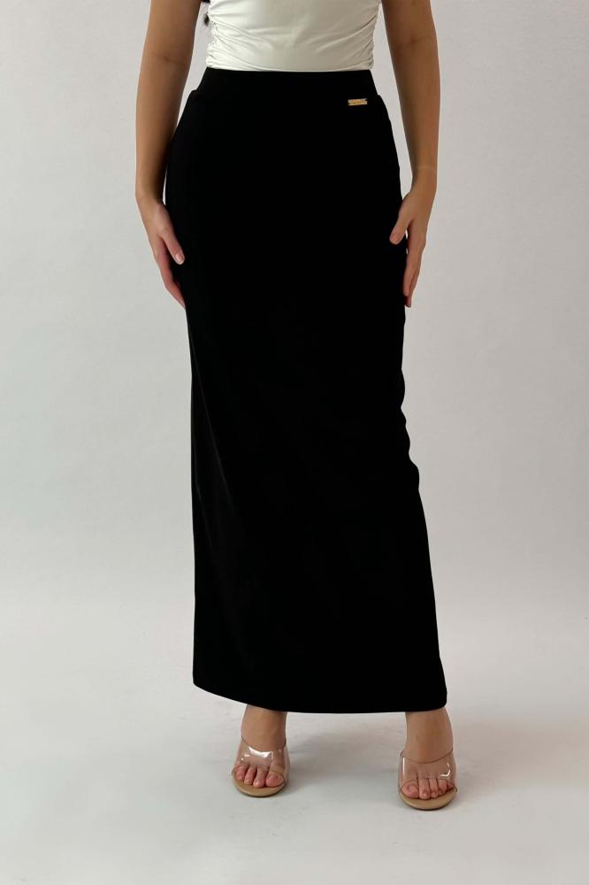 Black long, slim-fit skirt المقاس:(XXL - 44)