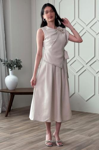 Beige floral brooch tie midi dress المقاس:(M - 38)