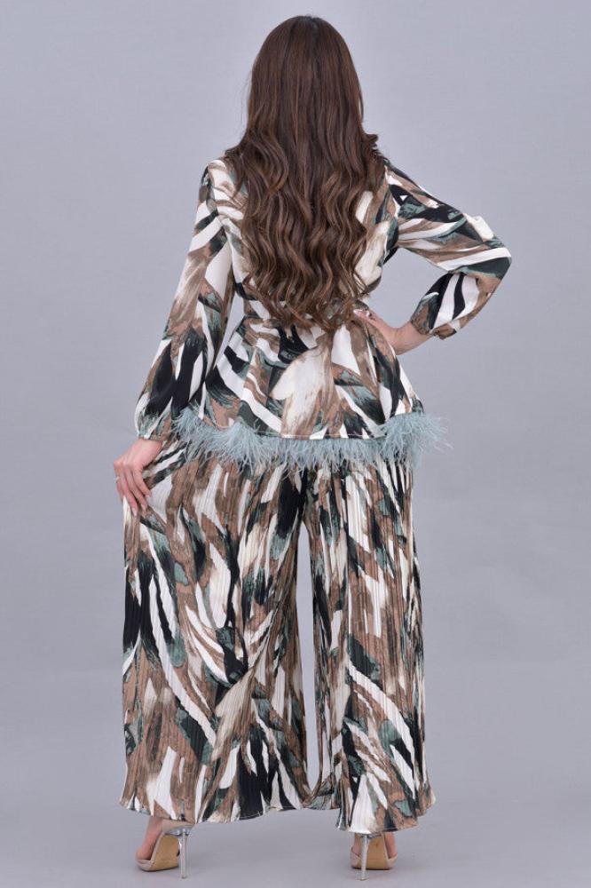 Wide leg pants set with a printed blouse decorated with feathers المقاس:(L)