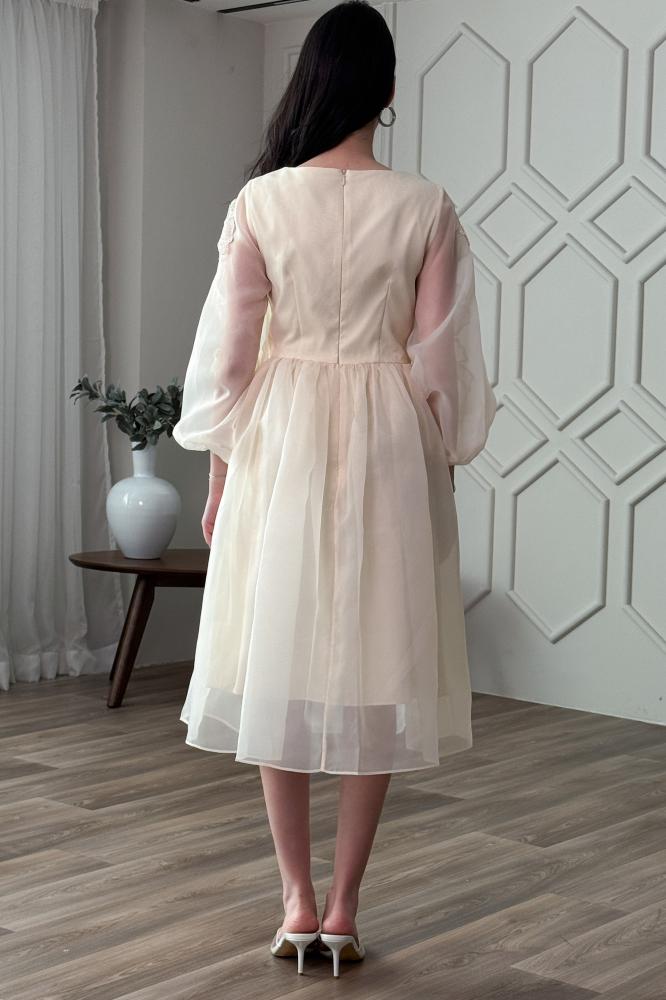 Light beige chiffon short dress with rose appliqués المقاس:(M - 38)