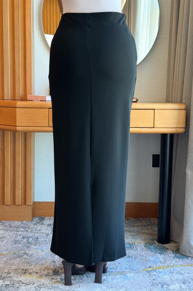 Black long, slim-fit skirt المقاس:(M - 38)