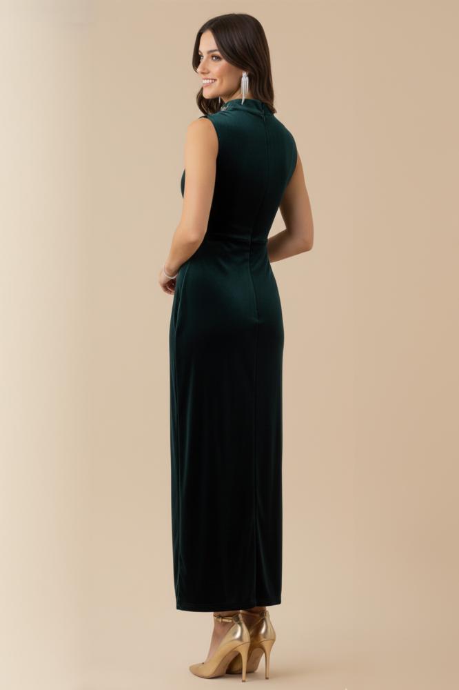 Velvet dress with a slim fit and a brooch المقاس:(L - 40)