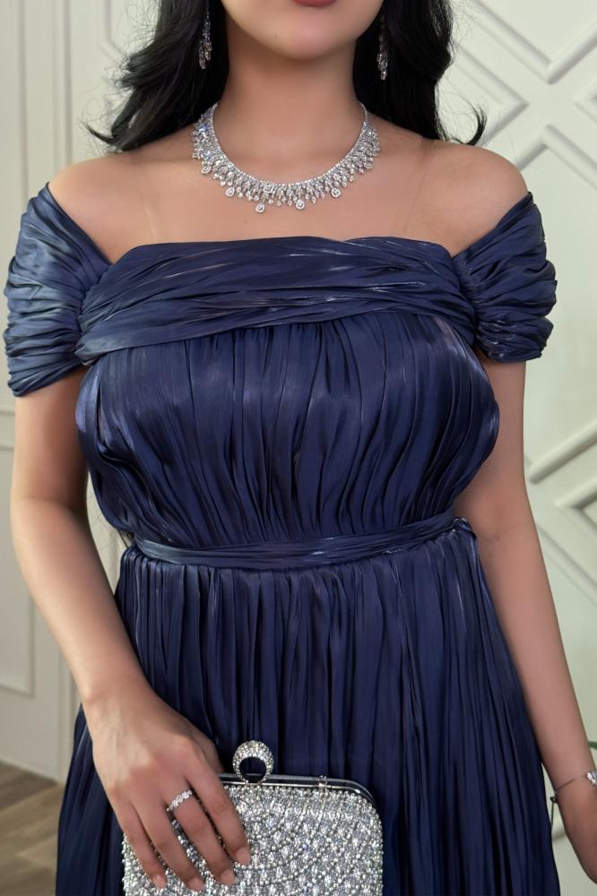 Navy blue pleated off-shoulder dress المقاس:(M)