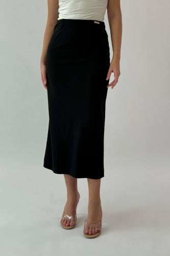 Black midi skirt with a slim fit المقاس:(S - 36)
