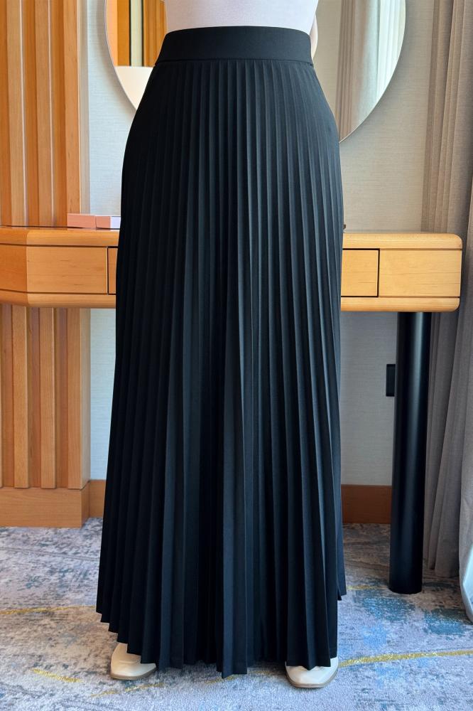 Black pleated maxi skirt المقاس:(S - 36)